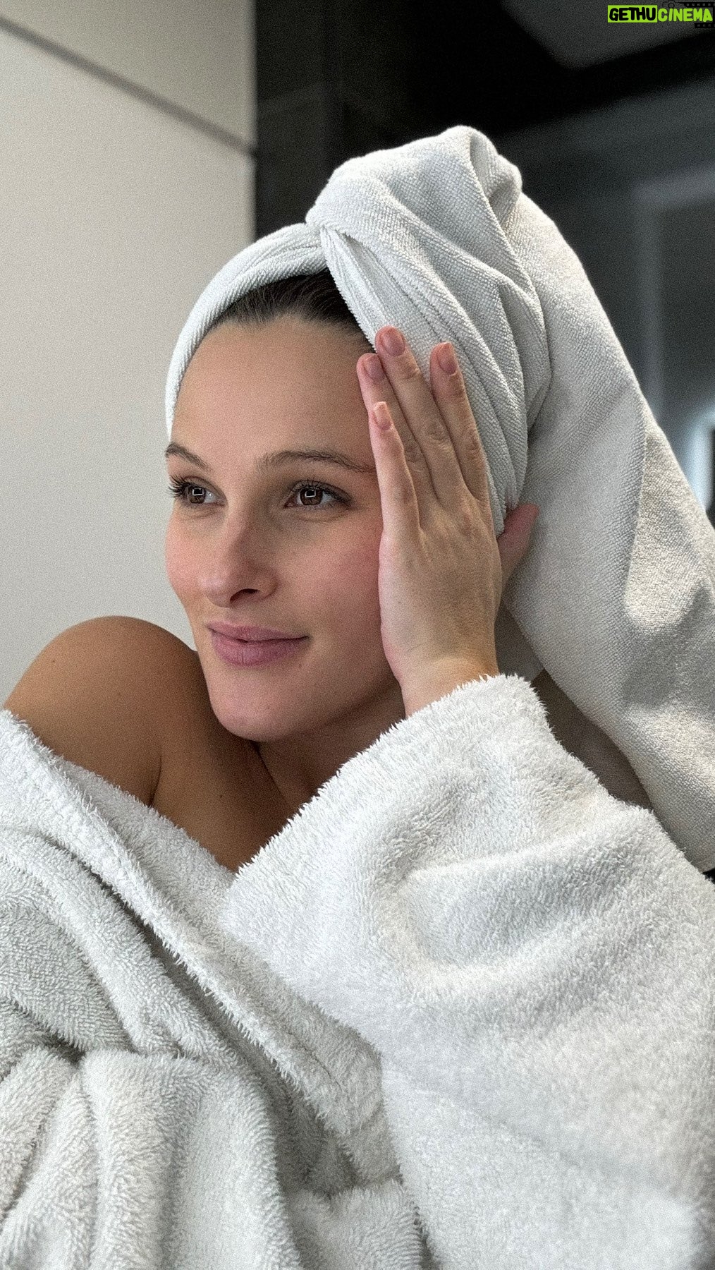 Meg Verschelle Instagram - Merci à #Ducray de toujours prendre soin de moi et notamment de mes cheveux avec le shampooing #Extradoux 🧴 Publicité