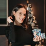 Meg Verschelle Instagram - P’tite ouverture avant l’heure d’un super cadeau Pokémon ! Je n’ai pas attendu le V mais 🤫🤫 #sponsorisé @jccpokemon_fr #JCCPokemon #TempêteArgentée 📸: @alexandrep__
