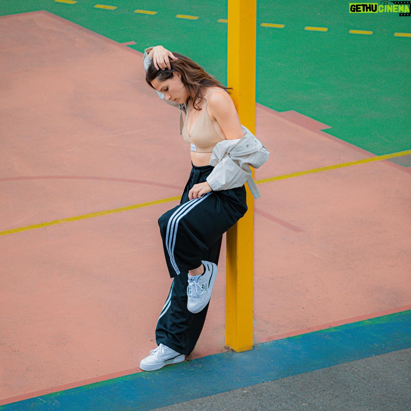 Meg Verschelle Instagram - Folie 🤪💛 Concours 👟 C’est @sneakerspirit_ et @courir qui régalent ! On tente de vous faire gagner 2x1500€ soit quasi 1 an de paires à deux personnes 🥰 Pour participer: - Follow @pidi_meg @sneakerspirit_ et @courir - ❤️ sur le post - mentionne 2 ami(e)s Résultat le 3/06, bonne chance à tous.