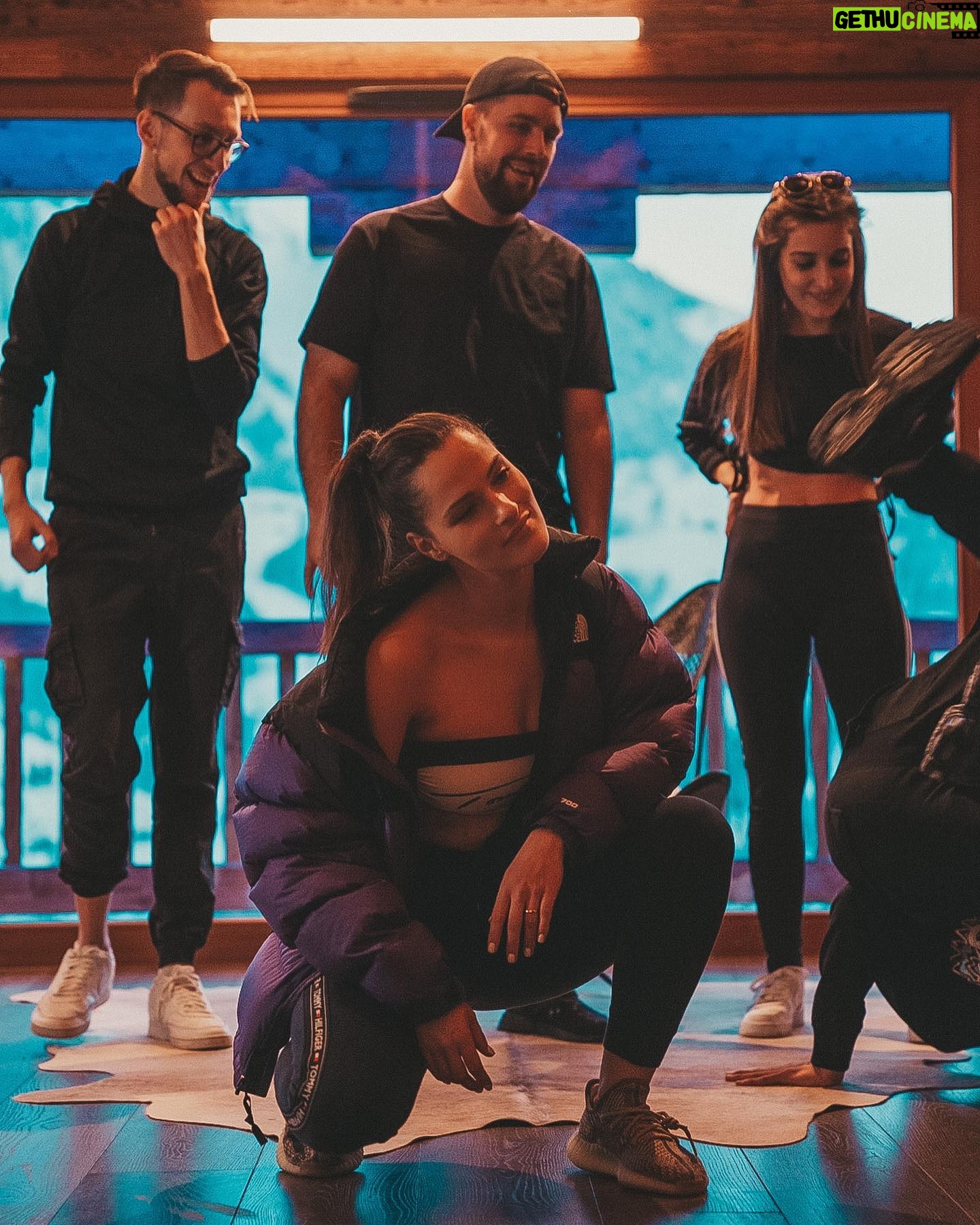 Meg Verschelle Instagram - 20 M de vues sur le clip « ça va aller » 💜 Que des souvenirs 🥺merci du fond du cœur. 🙏🏻