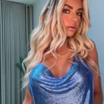 Megan Barton Hanson Instagram - Unless someone takes my picture it’s giving 2000’s MySpace selfies and I’m not mad at it ✌🏼🦋