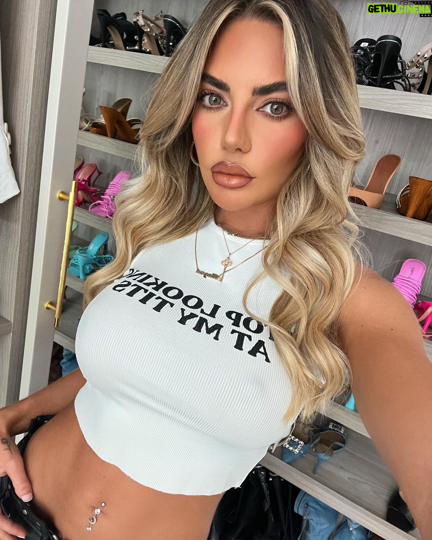Megan Barton Hanson Instagram - Appreciation post 💗 @va.clinic have looked after me for the past year or so now.. My lips and skin has never looks so good! I’ve recently tried Seventy hyal as I fancied a change from profhilo, it’s made my skin absolutely glow! It works similar to profhilo but without the plumping effects! 💫