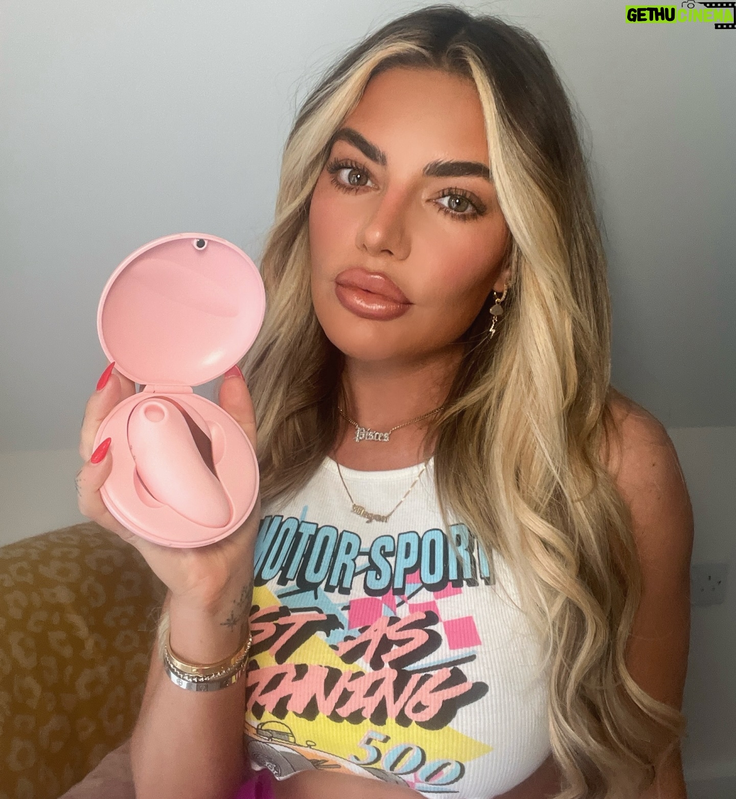 Megan Barton Hanson Instagram - Iām hooking you all up with toys! EVERYONE who signs up will win either a toy or a massive discount! All you have to do is click the link in my bio & drop your email to sign up. 100% discreet shipping & billing. Tag someone who deserves a š¶ toy! @bellesaco is now shipping from the UK š¬š§ |ad