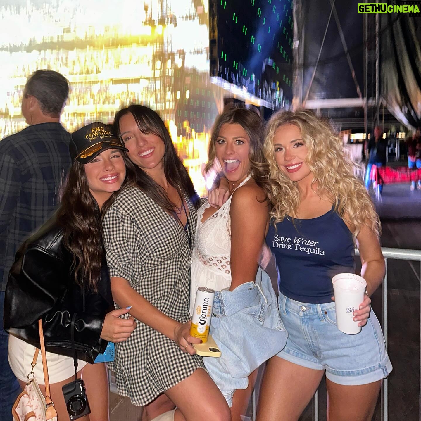 Megan Moroney Instagram - so ready for another weekend of the #sungoesdowntour with @kennychesney !!! canβt believe we get to do this all summer ππ΄ππ«ΆπΌπ