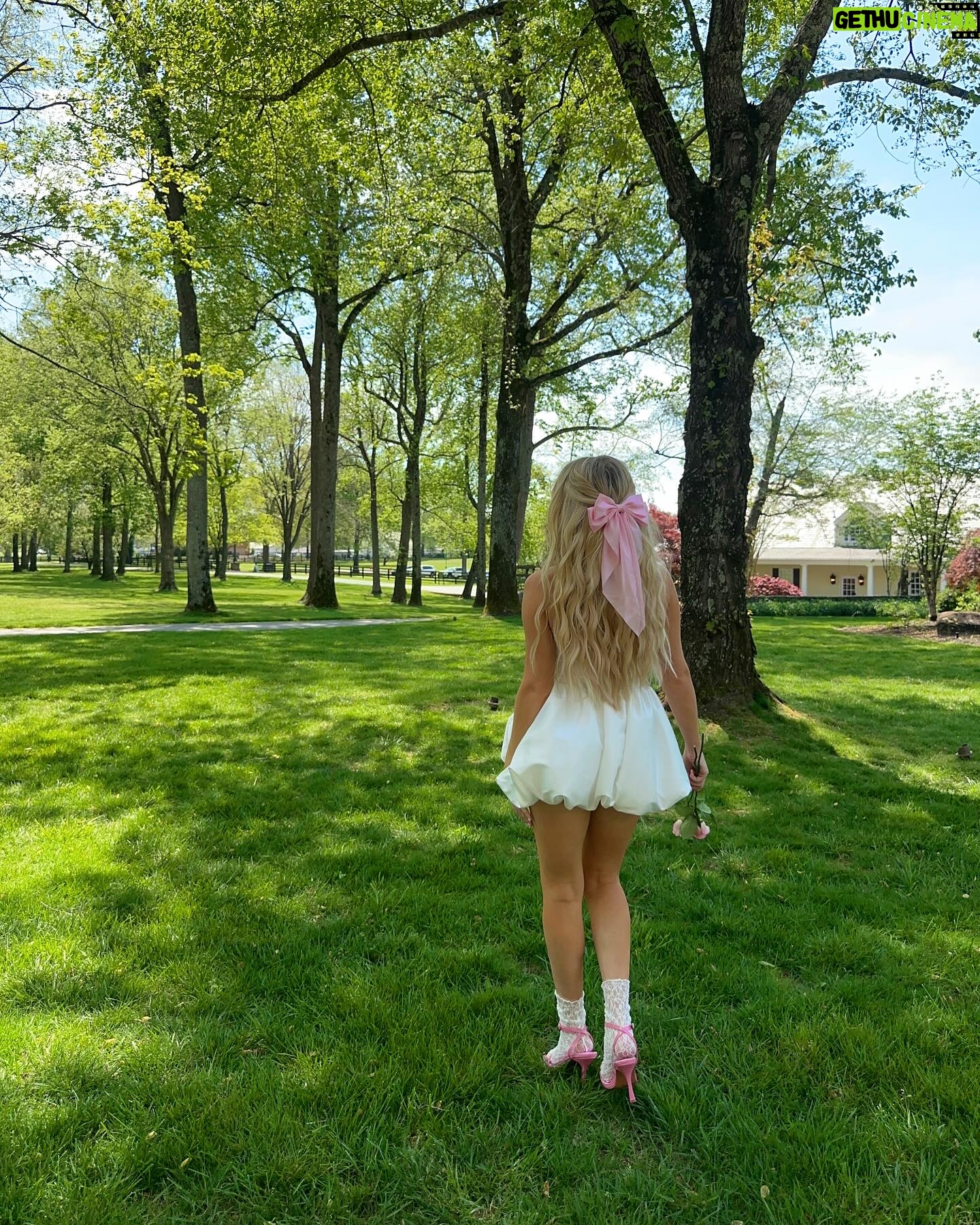 Megan Moroney Instagram - my edit with @prettylittlething is live now 💛🌷 i had so much fun shooting these looks in nashville & can’t wait to see y’all looking CUTEEEEE in these fits!