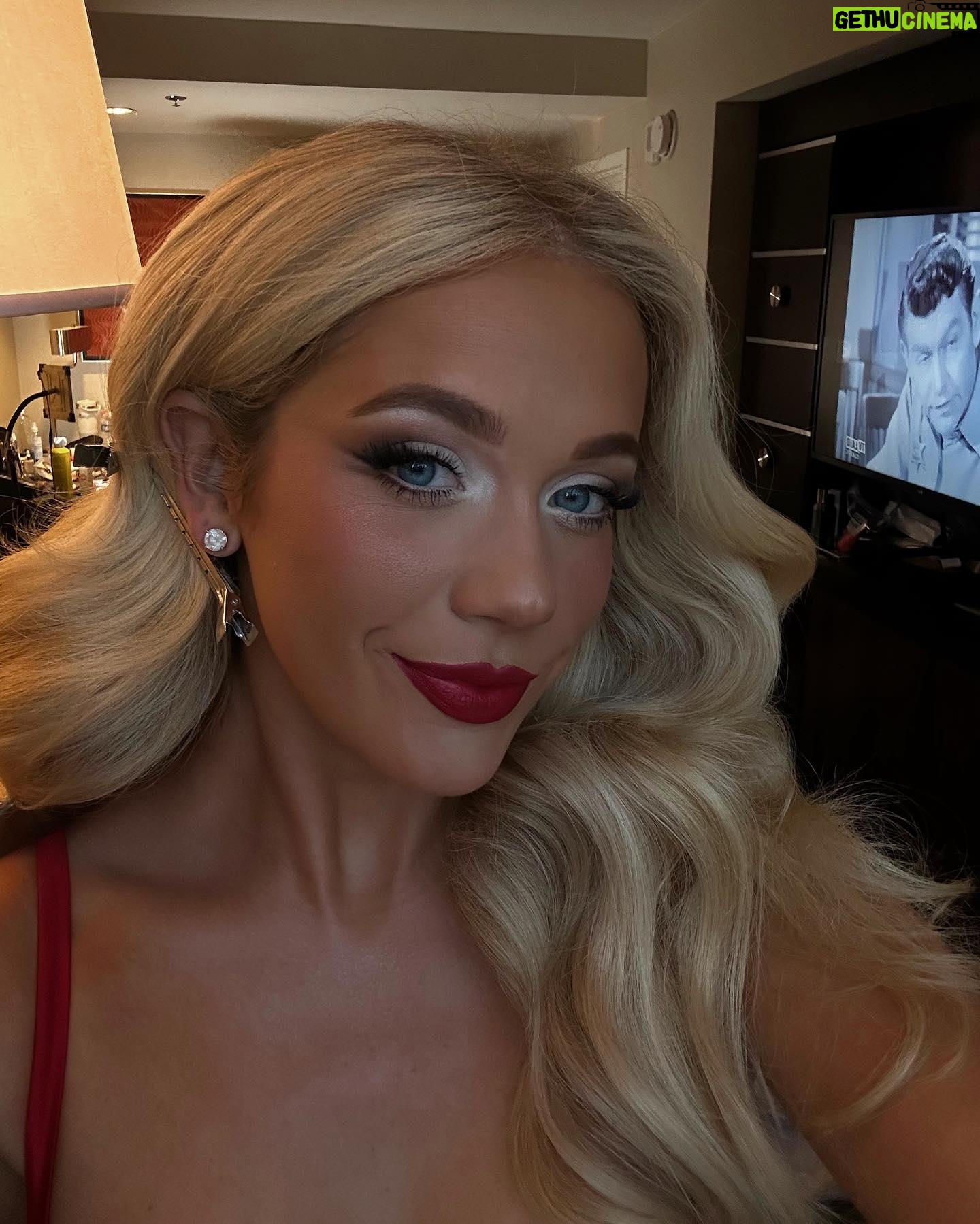 Megan Moroney Instagram - “i’ve always looked better in red” @charlottetilbury ❤️💄