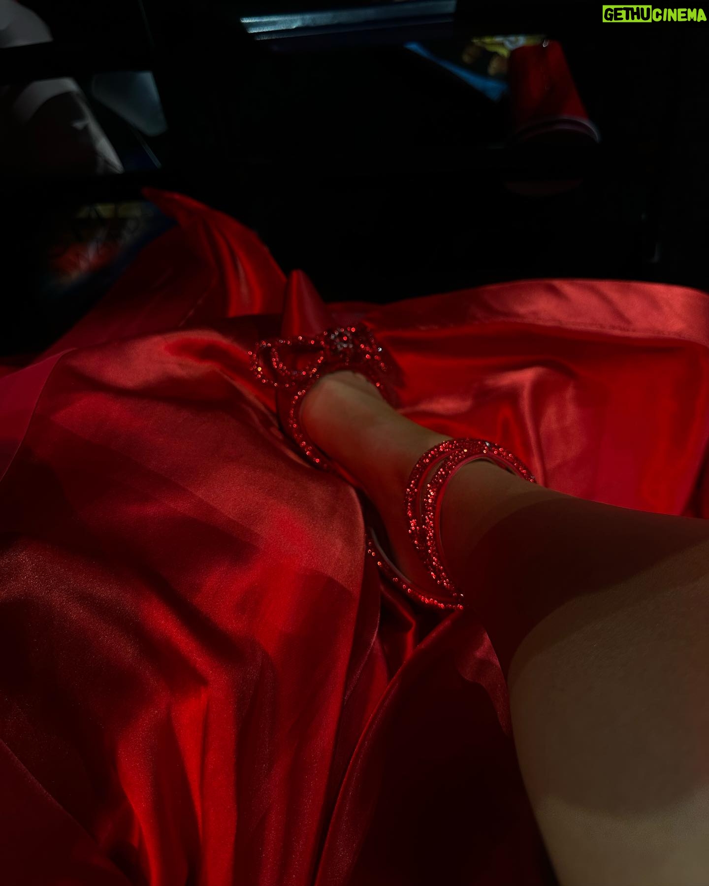Megan Moroney Instagram - “i’ve always looked better in red” @charlottetilbury ❤️💄