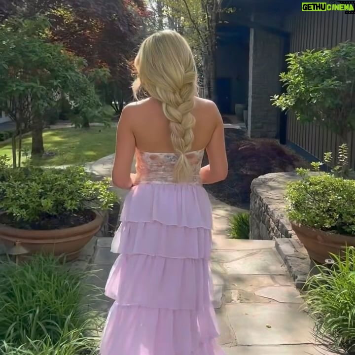 Megan Moroney Instagram - my edit with @prettylittlething is live now 💛🌷 i had so much fun shooting these looks in nashville & can’t wait to see y’all looking CUTEEEEE in these fits!