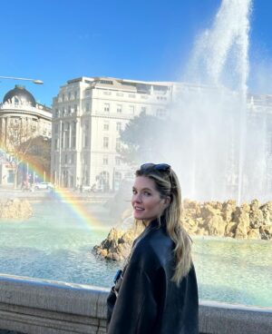 Meghann Fahy Instagram - The fountain was happy to see me and Vienna really was waiting!! 💚