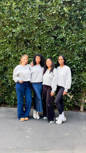 Melanie Fiona Instagram - What time the Mamas were *supposed* to arrive v.s. What time they ACTUALLY arrived 😭🤣 #CPTime (IYKYK)

Oh, and @themamasdenpodcast is BACK, y’all 🙌🏾 Listen to the latest episode wherever you get your podcasts 🎧🖤