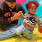 Melanie Fiona Instagram - Uhhh… Can you say…. #DaddysGirl?!?! 😍😭🥰 Baybeeee… I may as well have been a stork… cause the way this girl is ALL ABOUT HER DAD?!?! tuh! 🫠 I can’t even get my feelings hurt, cause this is my wish for every little girl. 🥹 This is a #DadAppreciationPost. S/o to all the great ones… and THE BEST one @jaredcotter 💜