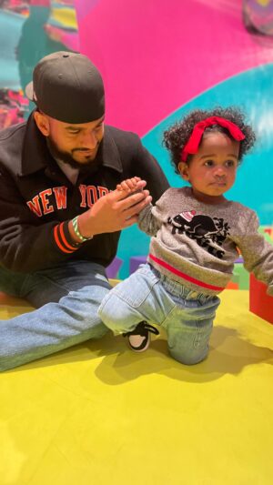 Melanie Fiona Instagram - Uhhh… Can you say…. #DaddysGirl?!?! 😍😭🥰

Baybeeee… I may as well have been a stork… cause the way this girl is ALL ABOUT HER DAD?!?! tuh! 🫠 I can’t even get my feelings hurt, cause this is my wish for every little girl. 🥹

This is a #DadAppreciationPost. S/o to all the great ones… and THE BEST one @jaredcotter 💜