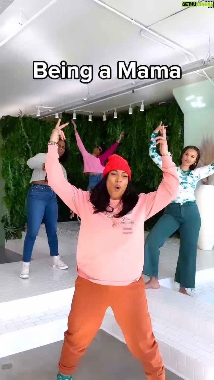 Melanie Fiona Instagram - … making lemonade, a cake, and a zesty spritzer out of these lemons…cause that’s what Mamas do! 🍋💫 @themamasdenpodcast is coming back with new episodes in February. Sooooo grateful I GOT these amazing ladies to navigate motherhood with. 💜