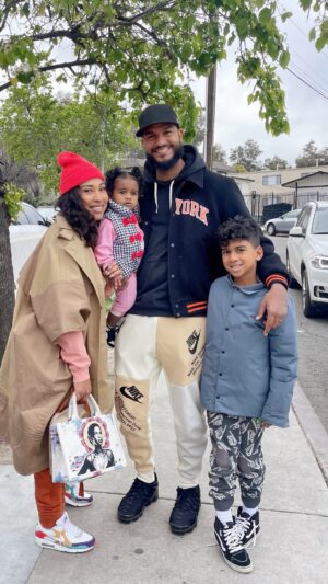 Melanie Fiona Instagram - Wanna know how @jaredcotter fairs on the Father scale? According to Cam (our only child who can currently speak in sentences), he’s checking all the important boxes ✅✅✅

It’s a dirty job, but somebody’s gotta do it! 💩🤣

Happy Fathers Day to all the Fathers out there. @jaredcotter We love you the MOST. 🫶🏾

#fathersday #parenting #kidssaythedarndestthings