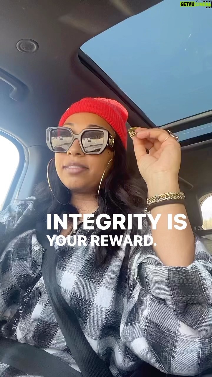 Melanie Fiona Instagram - Posting this to the feed cause the stories went crazy over this one. “Integrity is your REWARD” ⭐️ Rest easy knowing that you actually earned it. Even the false prophets will be inspired. 💜