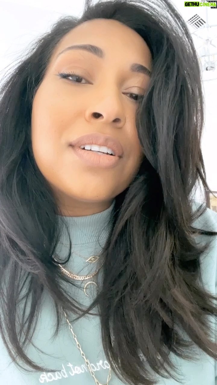 Melanie Fiona Instagram - Light work on a gloomy day, because this song is a vibe atm💫 Oh yeah… The writing on my sweater says “Look Forward not Back” 🙏🏾 New Year Mood. Skin Primer- Yummy Skin Glow Serum @danessa_myricks Foundation- Teint Idole @lancomeofficial Concealer- Radiant Creamy @narsissist Liquid Eyeliner- @sephora Mascara- Butterfly Effect @lorealparis Contour- Yummy Skin Blurring Balm Powder @danessa_myricks Bronze Powder- Mineralize Skin Finish @mac Highlight- Skin Glow @thelipbar Lip Liner- M5 @mentedcosmetics Lip Cream- @sephora Healthy Hair Growth- by drinking water and minding my business. 💁🏾♀️