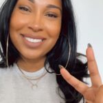 Melanie Fiona Instagram - IYKYK!!! 🤣 #MomLife 💁🏾‍♀️ Stealing moments of peace for myself to enjoy some quiet time and this Harmless Harvest Coconut Smoothie… kid free!!! Which means no sharing my snacks or my radio. And with electrolytes for hydration and MCTs from coconut, it’s a great way to get what I need every day. Issa #LifeHack… You’re Welcome. 👌🏾💜