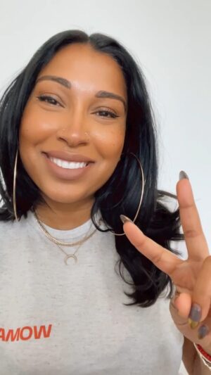 Melanie Fiona Instagram - IYKYK!!! 🤣 #MomLife 💁🏾‍♀️ Stealing moments of peace for myself to enjoy some quiet time and this Harmless Harvest Coconut Smoothie… kid free!!! Which means no sharing my snacks or my radio. And with electrolytes for hydration and MCTs from coconut, it’s a great way to get what I need every day. Issa #LifeHack… You’re Welcome. 👌🏾💜