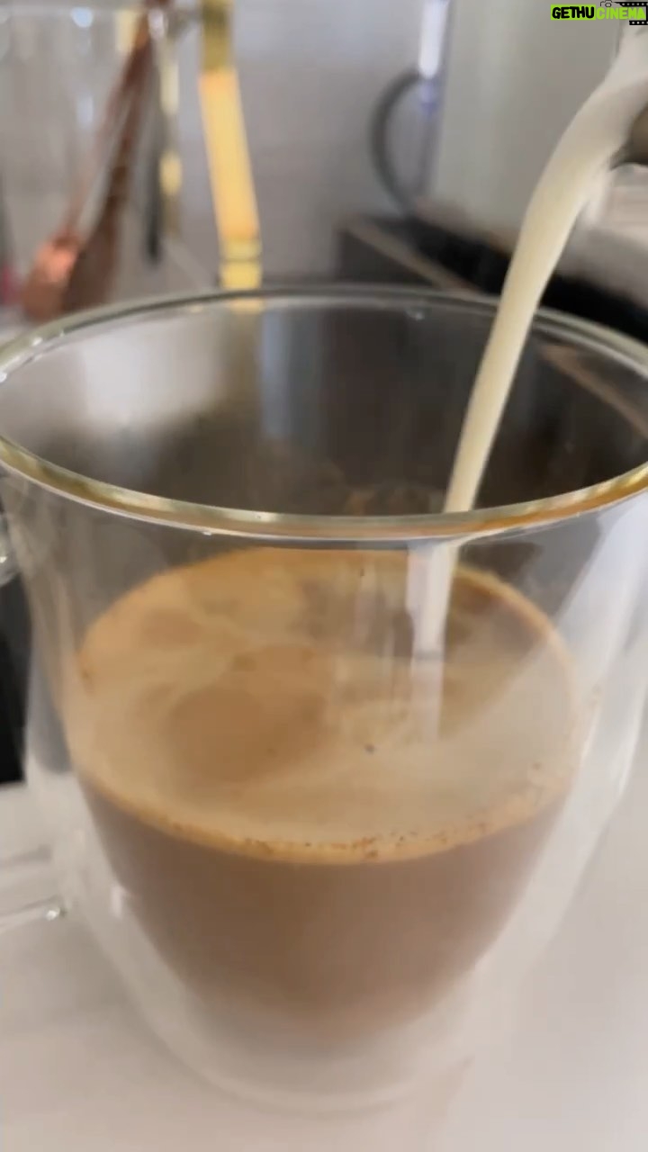 Melanie Fiona Instagram - My biggest dietary focus right now is lowering blood sugar and inflammation in my body. Paired with exercise, It’s been a game changer for increased energy and weight loss. 💃🏽 Here’s a great recipe for incorporating a little more #HealthAndWellness to your day 💪🏾 🫶🏾 Espresso 🫶🏾 Organic Cinnamon- great for lowering blood sugar levels 🫶🏾 Organic Turmeric- anti inflammatory benefits 🫶🏾 Organic Pink Sea Salt- natural electrolytes 🫶🏾 Honey (or your fav natural sweetener)- ‼️NO REFINED SUGARS ‼️… sugar is the 👿 y’all… it’s a drug. 🫶🏾 Steamed Plant Based Milk I added a sprinkle more cinnamon on top for an extra benefit boost. 👌🏾 ENJOY 💜 #healthylifestyle #latte #wellness #breville