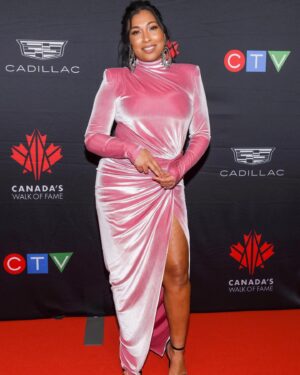 Melanie Fiona Instagram - 👉🏾👉🏾👉🏾 Coining my personal style as “Thug Elegance” ✨ 💪🏾✨… cause if “Blow The Whistle” happens to come on, I’m ready…
in any outfit. 💃🏽🤸🏾‍♂️👌🏾

Swipe for the receipts 😎 #IYKYK