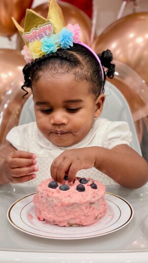 Melanie Fiona Instagram - The days are long, but years are short “… 🥹 This is ONE… already. 🎈A true embodiment of her name and all that she is made of… an absolute blessing of renewed purpose and expansion of joy… the missing piece I didn’t know we needed….Happiest 1st Birthday to our darling daughter #KaiaLOVE 12.18 💜