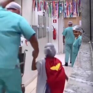 Melek Baykal Instagram - Yurtdışında bir doktor ❤️ Çocuklar hastaneden korkmasınlar diye kahraman 🦸 kostümleri giydirerek ameliyathaneye götürüyor 🌸 Bütün kahramanlara binlerce teşekkür ederiz 👑 #doktor #çocuk ❤️