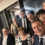 Melek Baykal Instagram - Sevgili başkanımız @eczozgurozel ve ekibi Ankarada #ahududutiyatrooyunu na gelip bizleri taçlandırdılar🥰çook uzun yıllardır özlemini duyduğumuz bu durum bizleri pek çok mutlu etti🙏sizleri seviyoruz … İyiki yakından tanıma fırsatımız oldu sizleri iyikii🥰 @eczozgurozel @veliagbaba @hcanguner @burhanettin.bulut @selinsayekboke @tiyatrokare1992