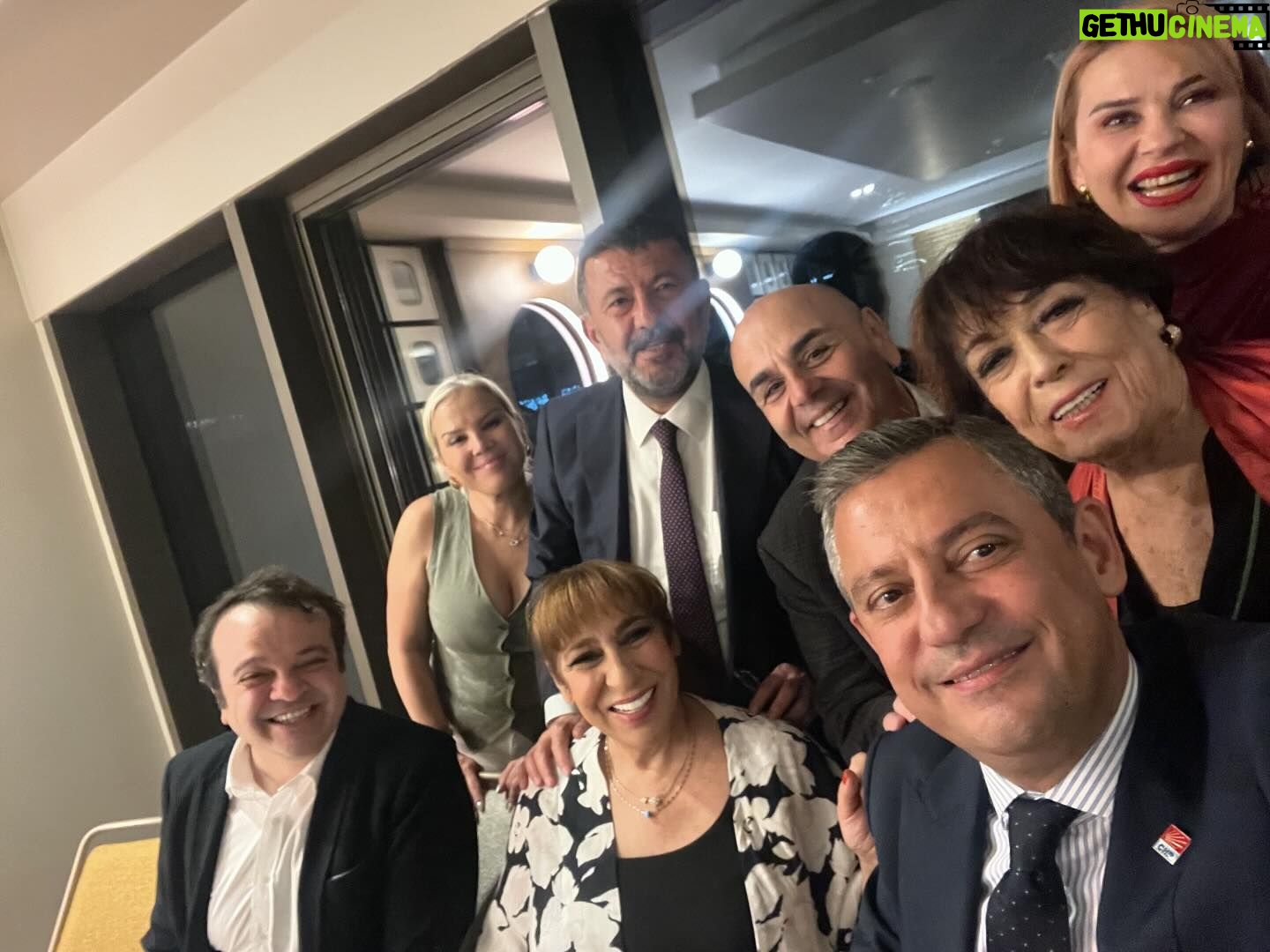 Melek Baykal Instagram - Sevgili başkanımız @eczozgurozel ve ekibi Ankarada #ahududutiyatrooyunu na gelip bizleri taçlandırdılar🥰çook uzun yıllardır özlemini duyduğumuz bu durum bizleri pek çok mutlu etti🙏sizleri seviyoruz … İyiki yakından tanıma fırsatımız oldu sizleri iyikii🥰 @eczozgurozel @veliagbaba @hcanguner @burhanettin.bulut @selinsayekboke @tiyatrokare1992