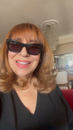 Melek Baykal Instagram - Ellerinize sağlık🙏bir saç siyahtan bu gördüğünüz renge hiç yıpranmadan bu kadar güzelmi açılır👌👏🧿ne diyim vaar olun çocuklar çok mutlu döndüm evime😘mâlum 4 bölümde apar topar yayından kaldırılan #yanodadizi  için cevalenin saçları siyah olmuştu😂⭐️👌
@illhanorta ⭐️⭐️⭐️
@ilhan_halis_kuafor 👌