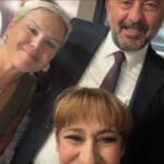 Melek Baykal Instagram - Sevgili başkanımız @eczozgurozel ve ekibi Ankarada #ahududutiyatrooyunu na gelip bizleri taçlandırdılar🥰çook uzun yıllardır özlemini duyduğumuz bu durum bizleri pek çok mutlu etti🙏sizleri seviyoruz … İyiki yakından tanıma fırsatımız oldu sizleri iyikii🥰 @eczozgurozel @veliagbaba @hcanguner @burhanettin.bulut @selinsayekboke @tiyatrokare1992