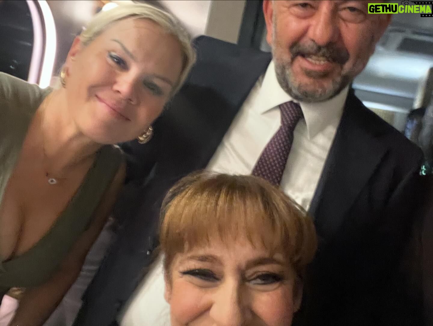 Melek Baykal Instagram - Sevgili başkanımız @eczozgurozel ve ekibi Ankarada #ahududutiyatrooyunu na gelip bizleri taçlandırdılar🥰çook uzun yıllardır özlemini duyduğumuz bu durum bizleri pek çok mutlu etti🙏sizleri seviyoruz … İyiki yakından tanıma fırsatımız oldu sizleri iyikii🥰 @eczozgurozel @veliagbaba @hcanguner @burhanettin.bulut @selinsayekboke @tiyatrokare1992