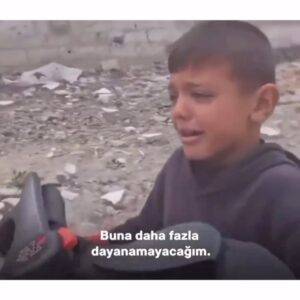 Melek Baykal Instagram - Gök gürültüsünden korkar diye annesinin gece koynunda uyuttuğu güzel çocuk şimdi anasız ve yalnız … 

Dünya sizi ağlıyor güzel oğlum ama filler yine bütün çiçekleri eziyor…
