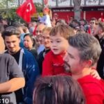 Melek Baykal Instagram – Can çocuk♥️🇹🇷
Seni yetiştiren anne baba vaar olsunlar♥️👏önlerinde saygıyla eğiliyorum👏♥️🇹🇷

And içmişiz dönmeyiz andımızdan

#andımızgeleceğimizdir 
#andımızvar