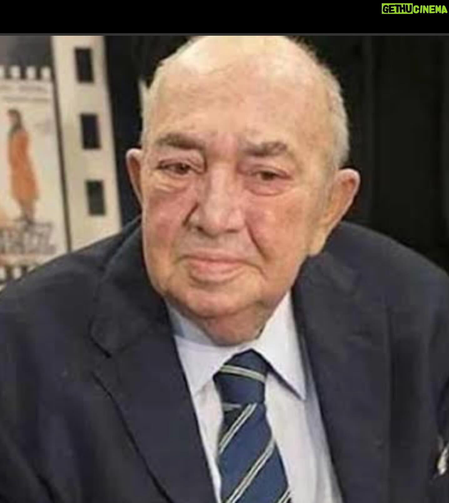 Melek Baykal Instagram - Sevgili Türker ağabeyimiz çook üzgünüm çok😢ve şu anda ne yapacağımı ne yazacağımı bilemez haldeyim😔… Haberi aldığımda inanamadım, inanmak istemedim. Bunca yıl birlikte çalıştık, beraber yollar aştık. Şu an tek hissettiğim tarifi olmayan bir acı. Yeri doldurulamaz babacan bir insandınız…İyi ki sizi tanıdım iyi ki birlikte çalışma şansını yakaladım.. Hakkınızı helal edin Türker abicim, emekleriniz unutulmaz. Biz sizi hiç ama hiç unutmayacağız. Her daim sevgi ve saygı ile hatırlayacağız. Nurlarda uyuyun. 🙏 Türker İnanoğlu #turkerinanoglu