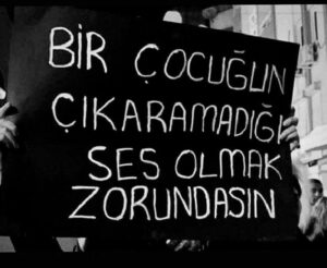 Melek Baykal Instagram - İstanbul’da su satışı yapan Metin Şenay'ın işyerine yaptırdığı gizli bir odada mahallenin çocuklarına yıllarca tecavüz ettiği ve tecavüz anlarını kayıt altına aldığı ortaya çıktı

Çocukların sesi duyulmasın diye odayı süngerle kaplamış… Okurken yalan olsun diye dua ettim. 

 #ÇocukSusarSenSusma