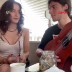 Melek Baykal Instagram - Bugün ağlayarak okuduğum yazıyı sizinle paylaşmak istedim… #ataemreakman #ataemreakmaniçinadalet Annenin Oğluna VEDASI… Otopsiden sonra bütün izleri, her şeyi gördüm. Sonra yetkililere ‘O sedye beni kaldırır mı?’ diye sordum ve Ata’nın yanına çıkıp yattım, biraz sarıldık. Çünkü bir daha sarılıp yatma şansımız olmayacaktı. Baktım ki ellerim kanlanmış. Bir müddet sonra artık Ata’dan ayrılmam gerekiyordu. Sonra tabut geldi, oradaki görevli, birisine ‘El atın da kaldıralım.’ dedi. ‘Ben annesiyim, ben çocuğumu kaldırırım.’ dedim.