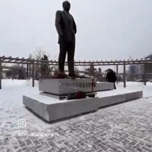 Melek Baykal Instagram - Kazakistan’ın en büyük şehri Almatı’da Türkiye Cumhuriyeti’nin 100. yılı anısına yaptırılan Atatürk heykeli törenle açıldı. #kazakistan ❤️ İzlerken ağladığım doğrudur 🇹🇷