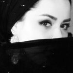 Melika Sharifinia Instagram – .
ثانیه‌ها از چشمانم سُر می‌خورند 
سرم را می‌چرخانم 
ساعت ‌هزار و پانصد است 
می‌گویم: چه زود گذشتند 
این ثانیه‌های طاقت‌فرسا 
می‌گوید: زود گذشتند؟ 
خودِ صادق‌ترِ درونم 
می‌گویم: حتما زود گذشتند 
که من حس‌‌شان نکردم!
می‌گوید: اگر زود گذشته بودند 
گذرشان طاقت‌فرسا نبود 
اگر زود گذشته بودند 
این ساعت بدبخت 
به هزار و پانصد نمی‌رسید 
اگر زود گذشته بودند 
الان مبحث ما «ثانیه»‌ نبود 
و توی احمق 
تمام‌شان را نشمرده بودی 
و تمام شب را
می‌گویم: خفه شو
می خوابم
.
.
📝: مل.ش 
#هذیان_های_بی_امان_یک_خواب_زده