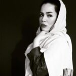 Melika Sharifinia Instagram - . یک روزهایی دلت می‌خواهد موهایت را سفت ببندی و به هر بیچاره‌ای که از راه رسید با نگاهی سفت‌تر از موهایت بگویی خیلی بی‌جا کرده که از راه رسیده و بسیار بهتر می‌بود اگر تشریف محترمش را نگه می‌داشت در همان راهِ کذایی و صد سالِ سیاه نمی‌آوردَش! تا تو مجبور نمی‌شدی این‌طور وحشیانه جمع کنی موهای پریشانت را به خاطر تاثیرگذاریِ یک نگاه ناقابل آن‌هم...