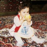 Melika Sharifinia Instagram - ا وِی از کودکی نیازمندِ کیلوریزون بود !!! 😂 ا بگین ببینم کیلوریزونتون در عید چطور پیش رفت ؟ 😀 ا ورق بزنید برای دیدنِ راهنمای ویدئو‌‌های کیلوریزون 💪 مخصوص کسانی که درخواست این توضیح رو داده بودن 🌹 ا #کیلوریزون #ملیکا_شریفی_نیا #بچگی #نینی #شکمو #قرمز #فسقلی