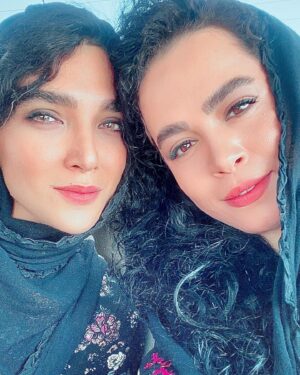 Melika Sharifinia Instagram - .
شیرین و نجلا
دل‌تنگی♥️
.
.
.
#نجلا #سریال #شبکه_سه #تلویزیون #دلتنگی #ملیکا_شریفی_نیا #سارا_رسول_زاده #رفیق
