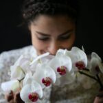 Melika Sharifinia Instagram - ا این شما و این ماجرای جالب‌ترین زنی که می‌شناسم... ♥️ ا درست هجده سال از آشنایی‌مان می‌گذرد اولین تصویرِ آن سال‌هایم از او یک لبخندِ پـَـــــهن و بزرگ به گرمای آفتابِ سوزانِ قلبِ مرداد بود دخترکی به سادگیِ باران به رنگارنگیِ عشایر و مهربانیِ مادر دخترکی زیبا ، خلاق و پیشرو با روحی ، به وسعتِ نـــــور... شیفته‌ی آغوشش بودم که به وقتِ خداحافظی و سلام انرژی‌های بی نهایتش را نثارم می‌کرد و هرگز سرسری نمی‌گذشت از این عاداتِ مدام شیفته‌ی شخصیتش بودم شیفته‌ی گُل‌گلی پوشیدنش زمانی که گل‌گلی پوشیدن نمادِ دروغینِ هنرمند بودن نبود !ا شیفته‌ی خاص بودنش زمانی که خاص بودن ارزش نبود ! شیفته‌ی روحِ پاک و صادقش زمانی که پاکی و صداقت اصلا معلوم نیست کدام گوری بود ! شیفته‌ی نگاهِ زلالش بودم به آدم‌ها به دنیا به زندگی و زندگی... آه... زندگی این زندگیِ باهوش و پر گناه چه تلاش‌ها که نکرد برای خدشه دار کردنِ این نگاه !ا دو سالِ پیش یک دستِ بزرگ از آسمان آمد و او را برداشت و با تمامِ قوا پرت کرد در گردابِ این سرطان بی‌انتها این که در این تجربه‌ی طاقت فرسا چه شد و چه ها نشد را خودش چنان با قلم زیبایش نوشت که قلم کج و کوله و نیمه نصفه‌ام هرگز جسارت بازگویی‌اش را نخواهد داشت قلم من فقط آمده است یک چیز را بگوید و برود : زنی که بتواند به سرطان « غلبه » کند و در این مسیرِ سخت و ناهموار وسعتِ روحِ نورانی‌اش دوچندان شود زن نیست شیر زن هم نیست ! « کرگدن زن » است !! 🦏 یک سالگیِ‌ « پیروزی‌اش » مبارک 💪♥️ ا ا عشق من تو حقیقتا نماد صبر و قدرت هستی اراده و تواناییِ بی‌انتهات در هر کاری بهترینت کرده و من چه خوشبختم که در کنارم دارمت همیشه باش بهترین همراه بهترین گوش بهترین آغوش ♥️ @yaldanikfetrat 💋