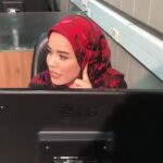 Melika Sharifinia Instagram - ا دیروز قبل از نشست خبری دلدادگان در حال پاسخگویی به سوالات شما عزیزان بنا به درخواست خودتون و رأس ساعت مقرر در سامانه‌ی ۱۶۲ سازمان صدا و سیما امیدوارم جواب سوالاتتون رو گرفته باشید😌🌹 ا 👇سوال منتخبِ سال اون ماشینی که تو تصادف چپ کردینو می فروشین؟!! 😂😐😧 ا این فیلم رو من ادیت نکردم همکاران عزیزمون در سامانه‌ی ۱۶۲ منتشر کردن جای آقای هادی و دوستان دیگری که با ما بودن در فیلم خالیه