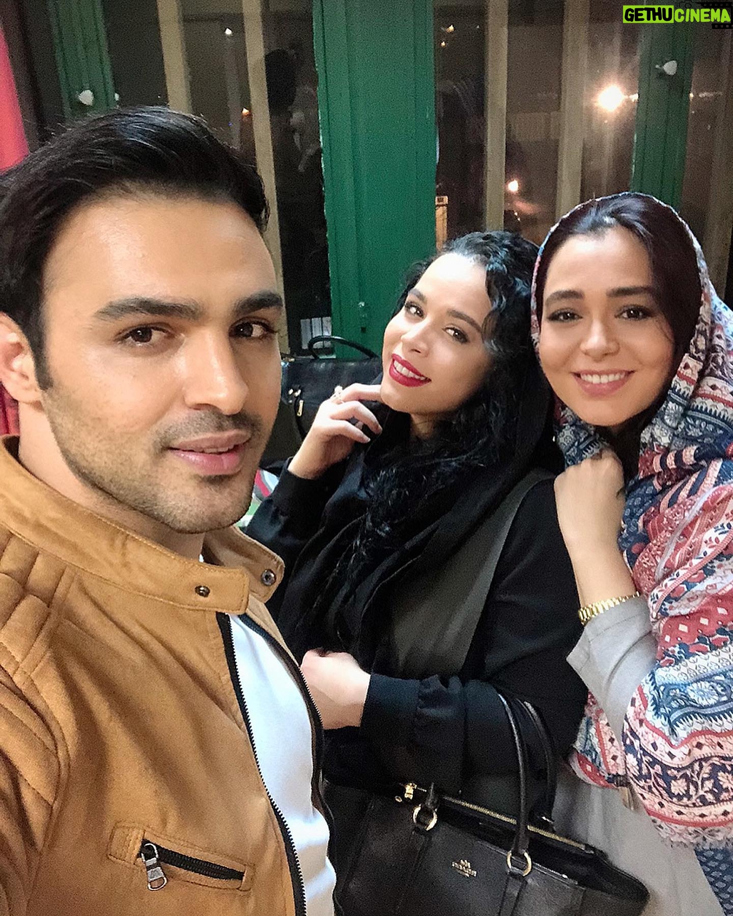 Melika Sharifinia - 60.8K Likes - .
خاطرهبازی 😍
با یک گروه بینظیر و درجه یک
به بهانهی بازپخش سریال دلدادگان
هر شب ساعت ۲۲:۰۰ از شبکهی آیفیلم 👌
.
بگین ببینم کیا دلدادگان رو دیدن ؟
کیا دوست داشتن ؟
کیا دارن از آی فیلم دنبال میکنن؟
و کیا خوشحالن که میتونن بالاخره با پخش منظم ببینن؟ 😐
.
#دلدادگان #منوچهرهادی #ملیکا_شریفی_نیا #آی_فیلم #تلویزیون #خبر #سینما #یادش_بخیر #♥️