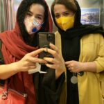 Melika Sharifinia Instagram - . اشتیاقی که به دیدار تو دارد دل من دل من داند و من دانم و دل داند و‌ من . مدت‌ها بود این‌قدر ازش دور نشده بودم مدت‌ها بود این‌طور دل‌تنگ کسی نشده بودم فردا بالاخره بعد از بیست و چهار روز می‌بینمش دلم براش پر می‌کشه 😍 خدایا شکرت♥️ . . پ‌ن: پنجاه تا شعر مناسب‌تر برای نشون دادن میزان شوق دیدار من وجود داشت که متاسفانه قابل پخش نبود! خودتون می‌تونین تو دل‌تون بخونین‌ 😂 . . #مولانا #مهراوه_شریفی_نیا #ملیکا_شریفی_نیا #خواهرانه #شوق #ذوق #عشق #نفس #زندگی #کرونا #ماسک_بزنیم