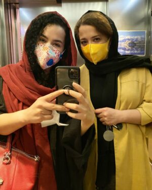 Melika Sharifinia Instagram - .
اشتیاقی که به دیدار تو دارد دل من 
دل من داند و من دانم و دل داند و‌ من 
.
مدت‌ها بود این‌قدر ازش دور نشده بودم 
مدت‌ها بود این‌طور دل‌تنگ کسی نشده بودم 
فردا بالاخره بعد از بیست و چهار روز می‌بینمش
دلم براش پر می‌کشه 😍
خدایا شکرت♥️
.
.
پ‌ن: پنجاه تا شعر مناسب‌تر برای نشون دادن میزان شوق دیدار من وجود داشت که متاسفانه قابل پخش نبود! 
خودتون می‌تونین تو دل‌تون بخونین‌ 😂
.
.
#مولانا #مهراوه_شریفی_نیا #ملیکا_شریفی_نیا #خواهرانه #شوق #ذوق #عشق #نفس #زندگی #کرونا #ماسک_بزنیم