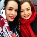 Melika Sharifinia Instagram - ا تو یه عشقِ پُست مدرنی، حسی با ورژنِ تازه تو یه تعریفِ جدیدی از یه مفهومِ قراضه میشه با تو به سفر رفت توی یه ویلای فرضی جاده ی چالوسُ قورت داد با یه کارتِ سوختِ قرضی !! «وقتی هستی خوبِ خوبم» بی تو غصه منهدم نیست با تو دغدغه ندارم، دیگه هیچ چیزی مهم نیست ! نه مهم نیست سیل و آتیش، سونامی، زلزله، بهمن وسطِ اینهمه وحشت بیا هم‌قدم شو با من دیگه اکسیژن نمیخوام ، تویی کربنِ نفس سوز تو تنفسِ جدیدی ، من « دوزیست » میشم از امروز!!! 😀 ا خواستم در جریان باشین برای ایشون ما دوزیست هم ‌می‌شیم!! 😶♥️ @mehraveee ا شعر زیبای احسان گودرزی از آهنگ بسیار زیبای «پُست مدرنِ» رضایزدانی عزیز دل 🌹 رفیق شفیقِ دیروز و همیشه و هنوز 🧿 @rezayazdanioriginal ا ا #ملیکا_شریفی_نیا #مهراوه_شریفی_نیا #رضایزدانی #ملیکاومهراوه #سفر #عشق #نفس #زندگی #حال_خوب #جاتون_خالی #دس_دسی #کوج_به_کوجاس؟