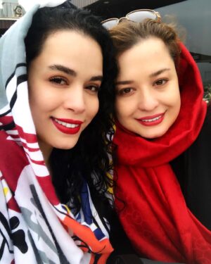 Melika Sharifinia Instagram - ا
تو یه عشقِ پُست مدرنی، حسی با ورژنِ تازه
تو یه تعریفِ جدیدی از یه مفهومِ قراضه
میشه با تو به سفر رفت توی یه ویلای فرضی
جاده ی چالوسُ قورت داد با یه کارتِ سوختِ قرضی !!
«وقتی هستی خوبِ خوبم» بی تو غصه منهدم نیست
با تو دغدغه ندارم، دیگه هیچ چیزی مهم نیست !
نه مهم نیست سیل و آتیش، سونامی، زلزله، بهمن
وسطِ اینهمه وحشت بیا هم‌قدم شو با من 
دیگه اکسیژن نمیخوام ، تویی کربنِ نفس سوز 
تو تنفسِ جدیدی ، من « دوزیست » میشم از امروز!!! 😀
ا
خواستم در جریان باشین برای ایشون ما دوزیست هم ‌می‌شیم!! 😶♥️ @mehraveee 
ا
شعر زیبای احسان گودرزی 
از آهنگ بسیار زیبای «پُست مدرنِ» رضایزدانی عزیز دل 🌹
رفیق شفیقِ دیروز و همیشه و هنوز 🧿
@rezayazdanioriginal 
ا
ا
#ملیکا_شریفی_نیا #مهراوه_شریفی_نیا #رضایزدانی #ملیکاومهراوه #سفر #عشق #نفس #زندگی #حال_خوب #جاتون_خالی #دس_دسی #کوج_به_کوجاس؟