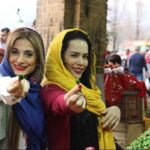 Melika Sharifinia Instagram - ا همراهان دلم آقای دری عزیزمون پدر تنها آناهیتای من بهترین رفیق زندگیم همین الان در اتاق عمل هستن دلم می خواد همین حالا همه با هم ، یک دل و یک صدا جانانه براشون دعا کنیم و از خدا بخوایم سالم و سرحال از این عمل سخت بیرون بیان و به آغوش عزیزانشون برگردن 🙏🏻 خیلی خوشحالم می کنین با این کار نمی‌دونین چقدر به دعاهاتون احتیاجه یه کاری کنین من بتونم دوباره خنده‌ی از ته دل بهترین رفیقمو ببینم از صمیم قلبم ممنونم از لطفتون 🙏🏻🌹 ایشالا هیچ کس عزیزش رو تو این شرایط نبینه 💚