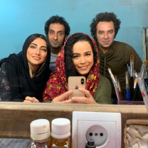 Melika Sharifinia Instagram - .
عکس‌های خوشحال♥️
.
فردا قسمت آخره
به نظرتون چی‌ می‌شه؟ 
.
.
.
#خوشحال #نجلا #سریال #تلویزیون #ماه_رمضان #عشق #جنگ #رفاقت #♥️